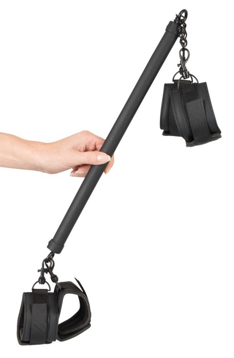 Rozpieracz z kajdankami Fetish Collection 40 cm